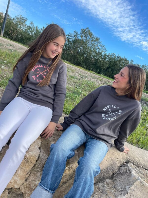 SUDADERA GRIS LOGO GLITTER 3D - Imagen 2