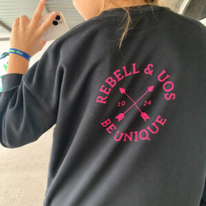 SUDADERA NEGRA LOGO FUCSIA