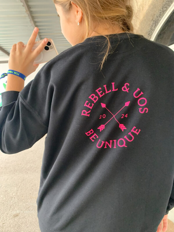 SUDADERA NEGRA LOGO FUCSIA