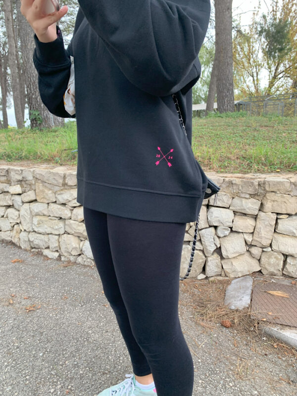 SUDADERA NEGRA LOGO FUCSIA - Imagen 2