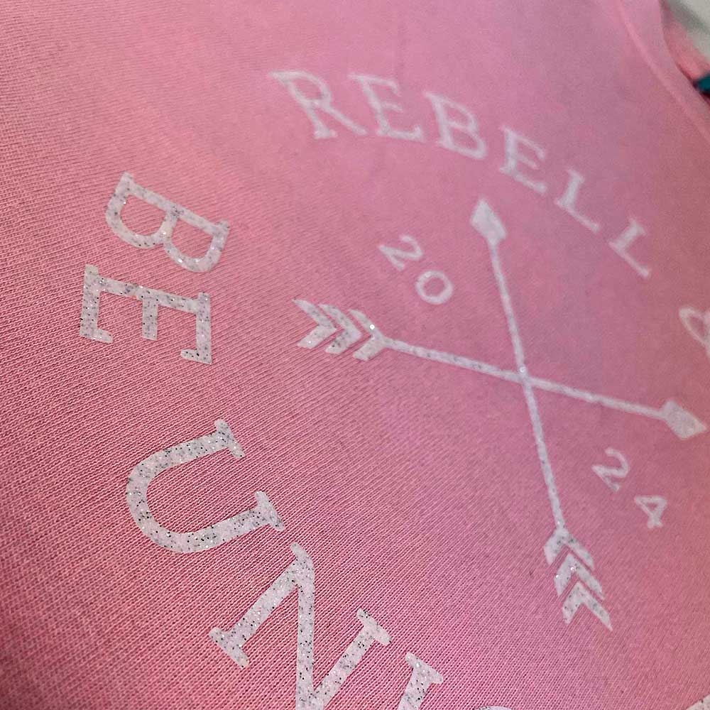 camiseta rosa con letras blancas