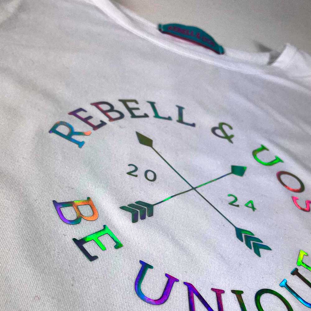 camiseta blanca con letras de colores